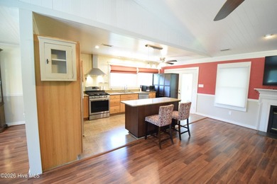 One property with numerous features. This property has two docks - photo 4