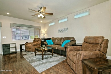 Beautiful 2015 Schult 800 SF Home in Highly Desirable Greenfield