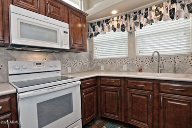 Beautiful 2015 Schult 800 SF Home in Highly Desirable Greenfield