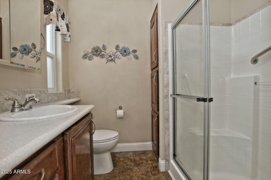 Beautiful 2015 Schult 800 SF Home in Highly Desirable Greenfield