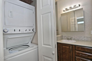 Beautiful 2015 Schult 800 SF Home in Highly Desirable Greenfield