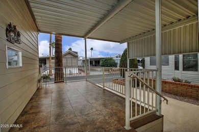 Beautiful 2015 Schult 800 SF Home in Highly Desirable Greenfield