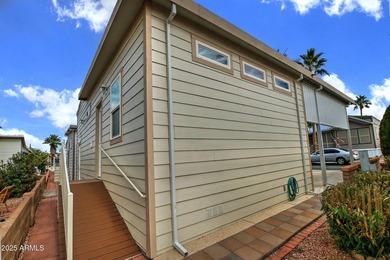 Beautiful 2015 Schult 800 SF Home in Highly Desirable Greenfield