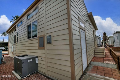 Beautiful 2015 Schult 800 SF Home in Highly Desirable Greenfield