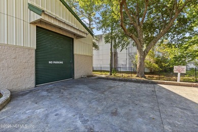 **END UNIT WAREHOUSE**DOUBLE UNIT**LOADING DOCK** This versatile - photo 11