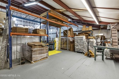 **END UNIT WAREHOUSE**DOUBLE UNIT**LOADING DOCK** This versatile - photo 15