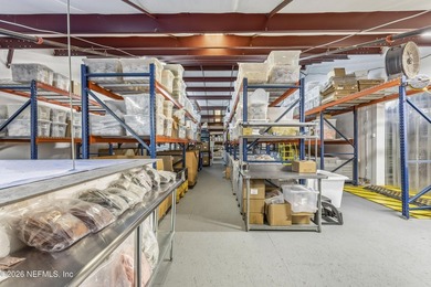 **END UNIT WAREHOUSE**DOUBLE UNIT**LOADING DOCK** This versatile - photo 17