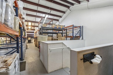 **END UNIT WAREHOUSE**DOUBLE UNIT**LOADING DOCK** This versatile - photo 19