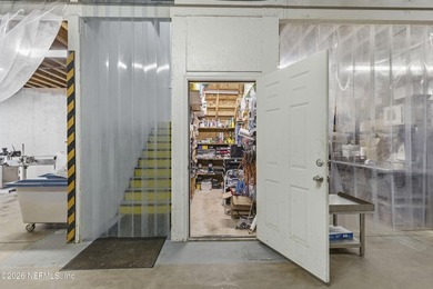 **END UNIT WAREHOUSE**DOUBLE UNIT**LOADING DOCK** This versatile - photo 22