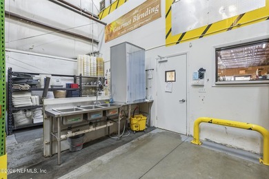 **END UNIT WAREHOUSE**DOUBLE UNIT**LOADING DOCK** This versatile - photo 28