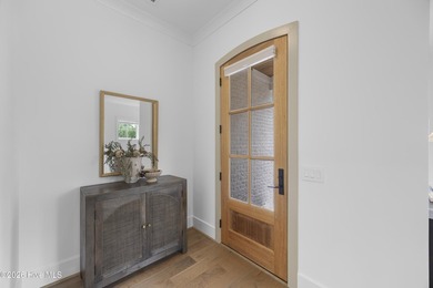 This custom-built Michael Christian Home offers a well-designed - photo 8