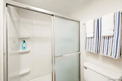 DETACHED Mira Mesa townhome w/ 2,035 sq ft of multi-level living - photo 13