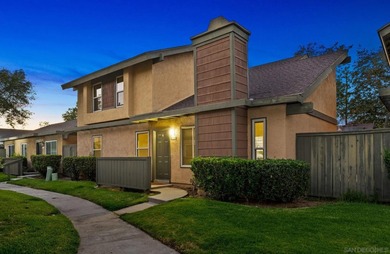 DETACHED Mira Mesa townhome w/ 2,035 sq ft of multi-level living - photo 25