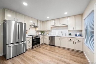 DETACHED Mira Mesa townhome w/ 2,035 sq ft of multi-level living - photo 34