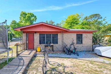 Opportunity awaits at 1000 Hawthorn Dr! This 3-bedroom, 2-bath - photo 1