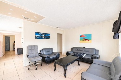 Opportunity awaits at 1000 Hawthorn Dr! This 3-bedroom, 2-bath - photo 5