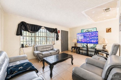 Opportunity awaits at 1000 Hawthorn Dr! This 3-bedroom, 2-bath - photo 7
