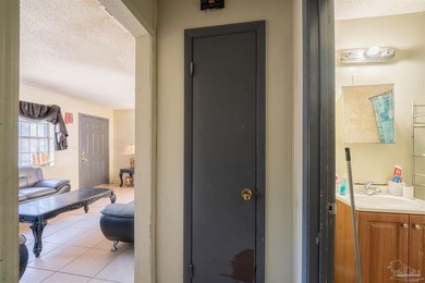 Opportunity awaits at 1000 Hawthorn Dr! This 3-bedroom, 2-bath - photo 8
