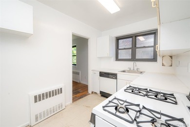 Welcome to this spacious and sun filled large JR 4 Apartment - photo 18
