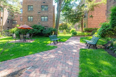 Welcome to this spacious and sun filled large JR 4 Apartment - photo 27