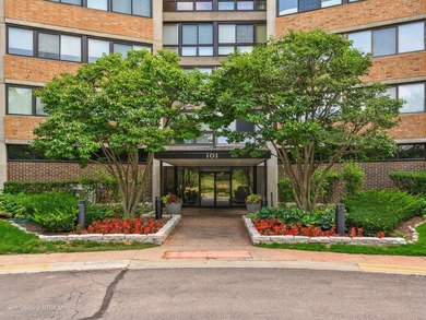 Nestled in the heart of Schaumburg this unit offers a peaceful