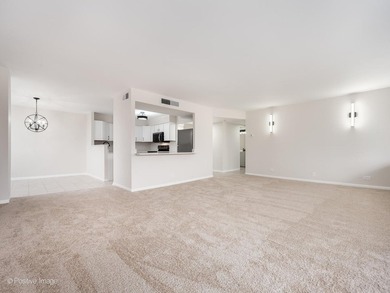 Nestled in the heart of Schaumburg this unit offers a peaceful