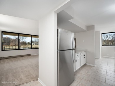 Nestled in the heart of Schaumburg this unit offers a peaceful