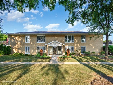 Lake Condo For Sale in Arlington Heights, Illinois