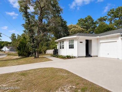 Welcome to this cute and cozy home situated on a rare 1.01-acre - photo 3
