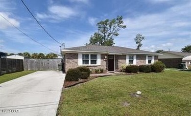 Deer Point Lake Home Sale Pending in Lynn Haven Florida