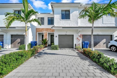 (private lake, pond, creek) Townhome/Townhouse For Sale in Homestead Florida