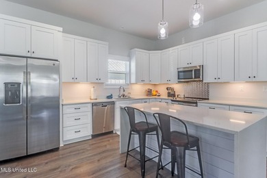 Gorgeous, Trendy Beachside Home - Built in 2021. Turnkey - photo 11