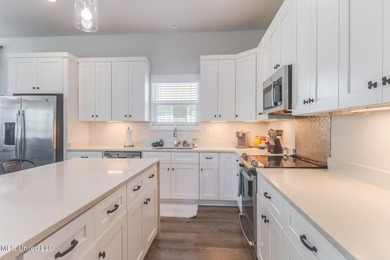 Gorgeous, Trendy Beachside Home - Built in 2021. Turnkey - photo 12