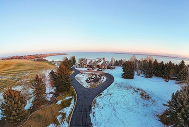 This stunning luxury home seamlessly combines refined elegance - photo 3