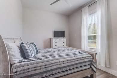 Gorgeous, Trendy Beachside Home - Built in 2021. Turnkey - photo 17