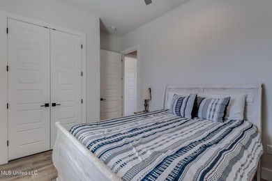 Gorgeous, Trendy Beachside Home - Built in 2021. Turnkey - photo 18