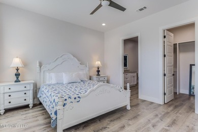 Gorgeous, Trendy Beachside Home - Built in 2021. Turnkey - photo 20