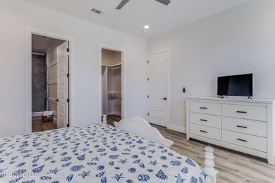 Gorgeous, Trendy Beachside Home - Built in 2021. Turnkey - photo 21
