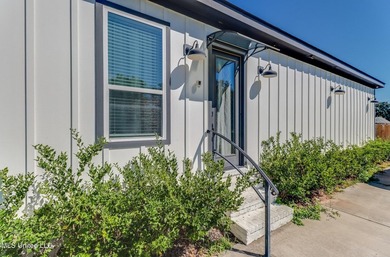 Gorgeous, Trendy Beachside Home - Built in 2021. Turnkey - photo 25