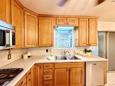 Charming 3-bedroom, 1.5-bath home with Pergo wood and tile - photo 6