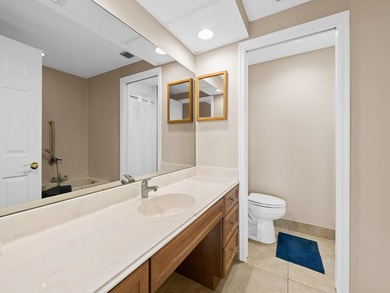 Discover this exceptional penthouse residence offering downtown - photo 18
