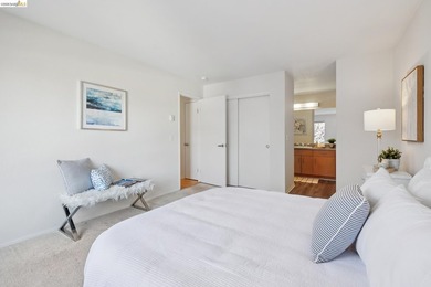 Experience resort-style living in the heart of Richmond Marina - photo 20