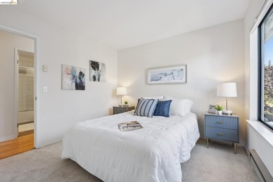 Experience resort-style living in the heart of Richmond Marina - photo 25