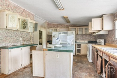 Investor opportunity in Midway! This large, 4 bedroom, 2 - photo 12