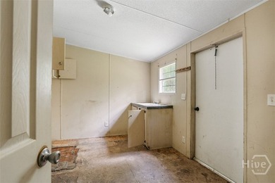 Investor opportunity in Midway! This large, 4 bedroom, 2 - photo 14