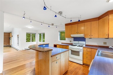 Thoughtfully designed and constructed by a highly respected - photo 17
