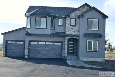 Welcome or luxury living in the Waterstone Subdivision! This 4 - photo 1