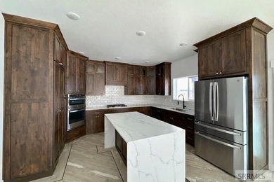 Welcome or luxury living in the Waterstone Subdivision! This 4 - photo 2