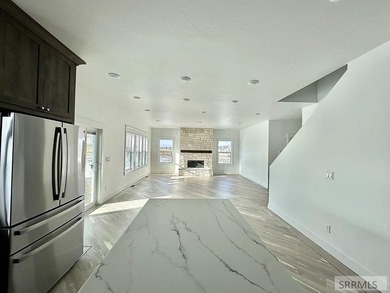 Welcome or luxury living in the Waterstone Subdivision! This 4 - photo 3