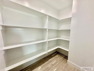Welcome or luxury living in the Waterstone Subdivision! This 4 - photo 9